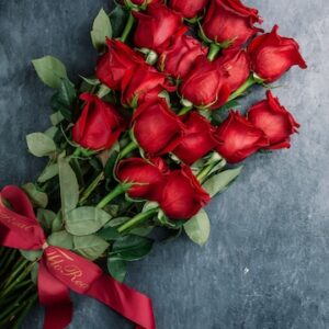 red-roses-bouquet-table_140725-828